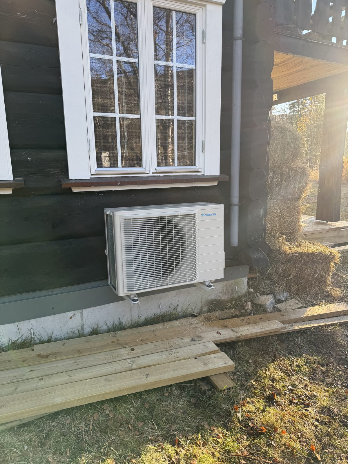 Daikin utedel på mørk tømmerhytte på Bortelid