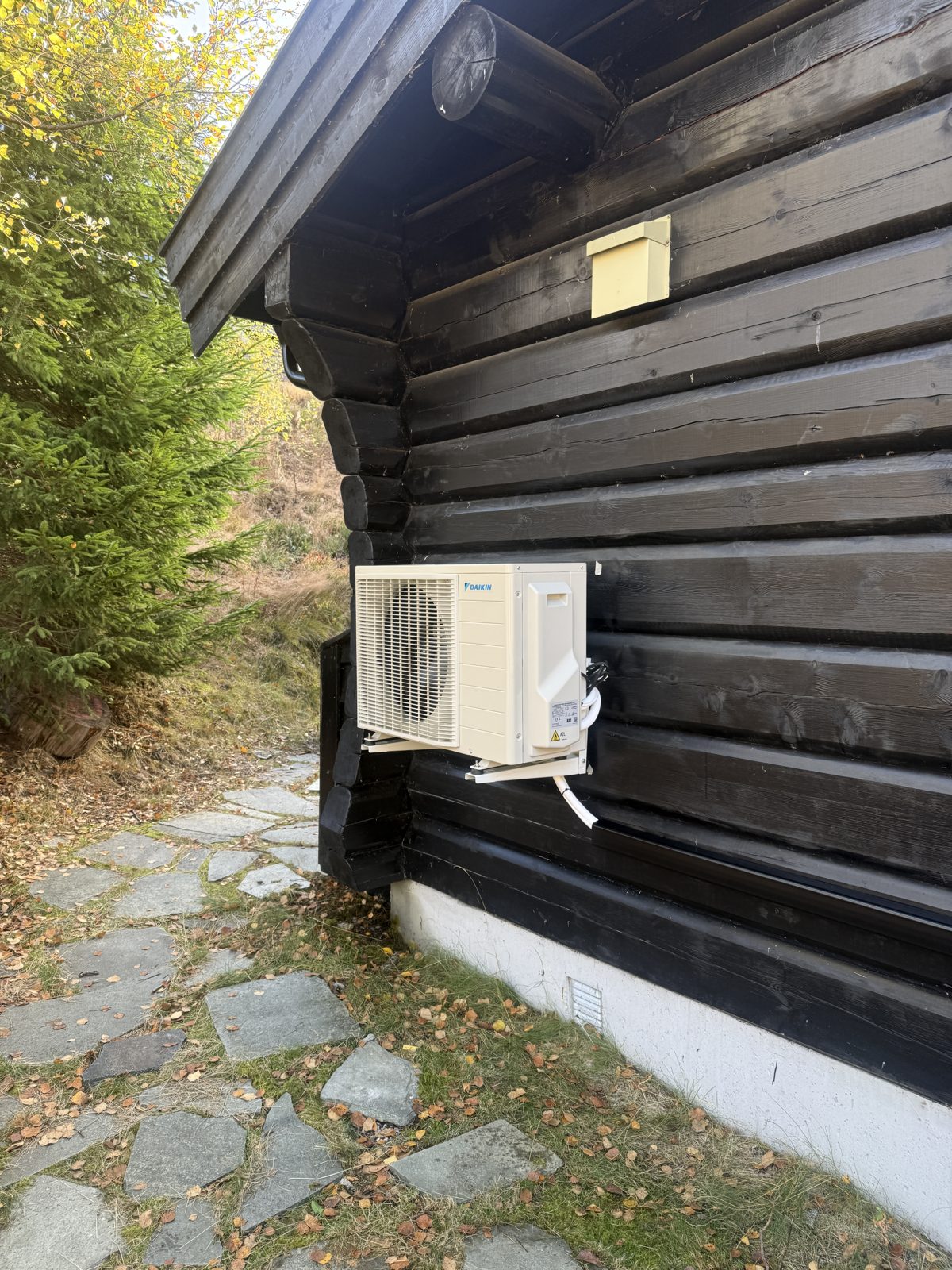Daikin utedel på laftet hyttevegg på Bortelid