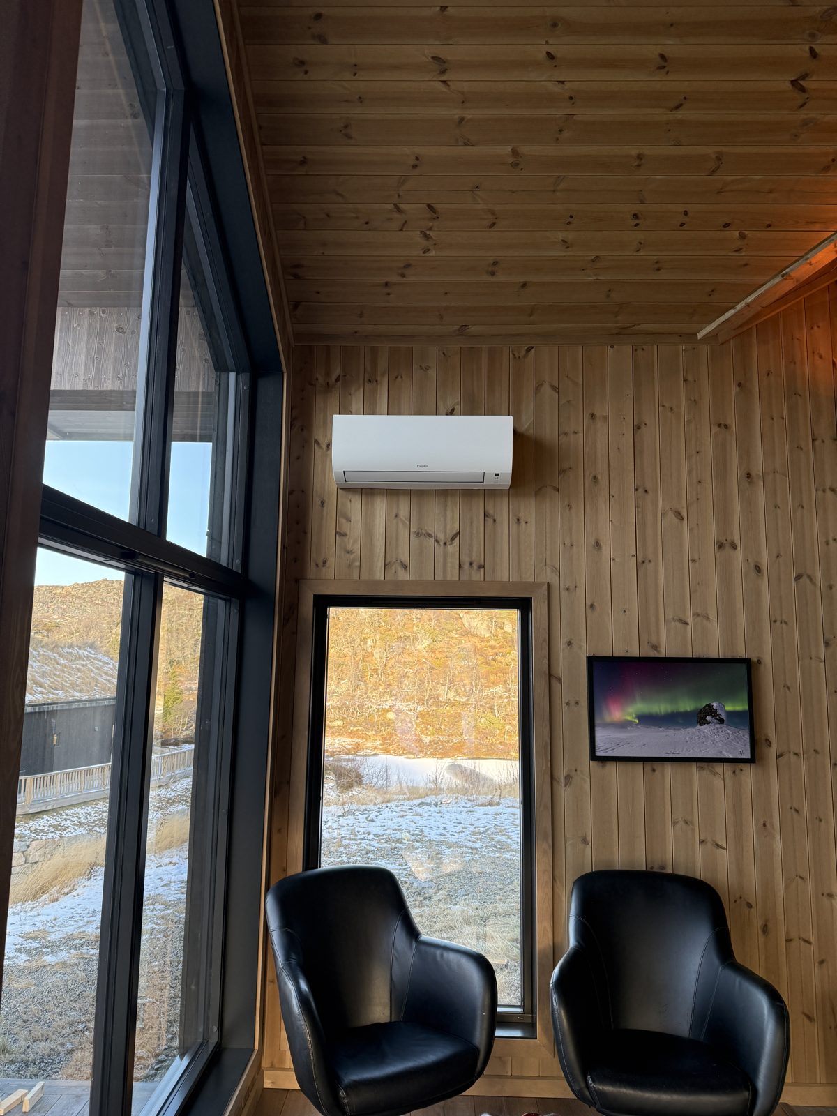 Innedel på hytte med panelvegger i Åseral
