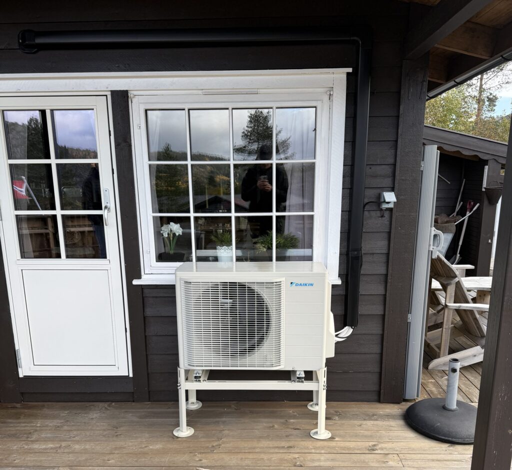 Daikin utedel montert på hyttevegg i Åseral