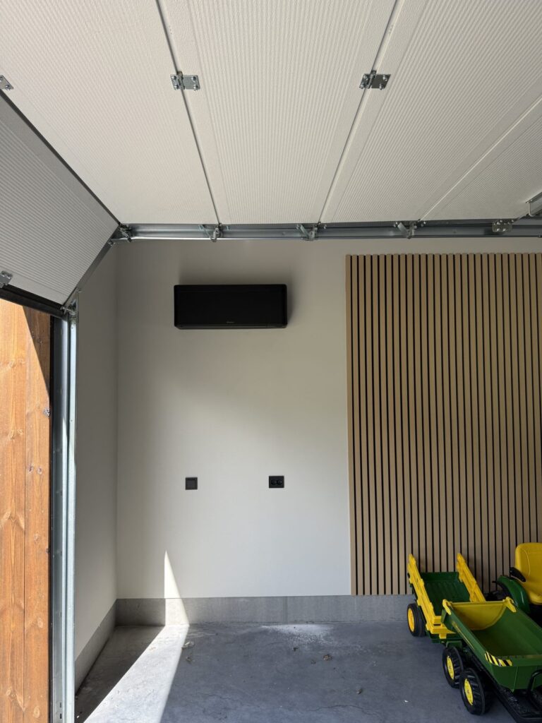 Sort Daikin innedel i garasje i Åseral