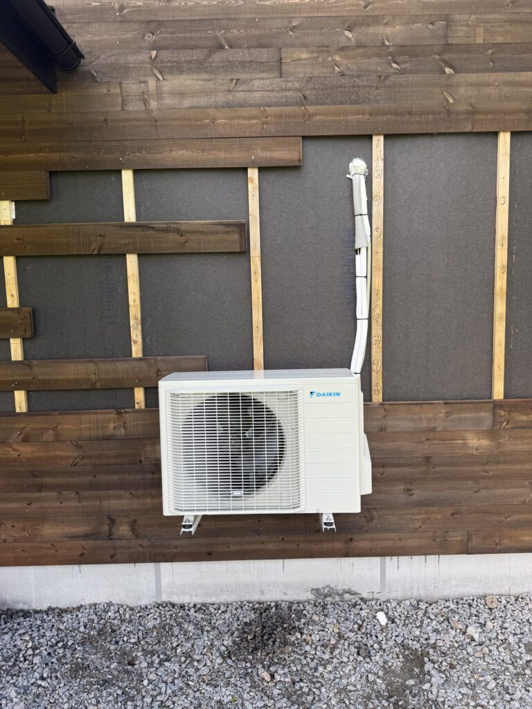 Daikin utedel på stativ ved garasje i Åseral