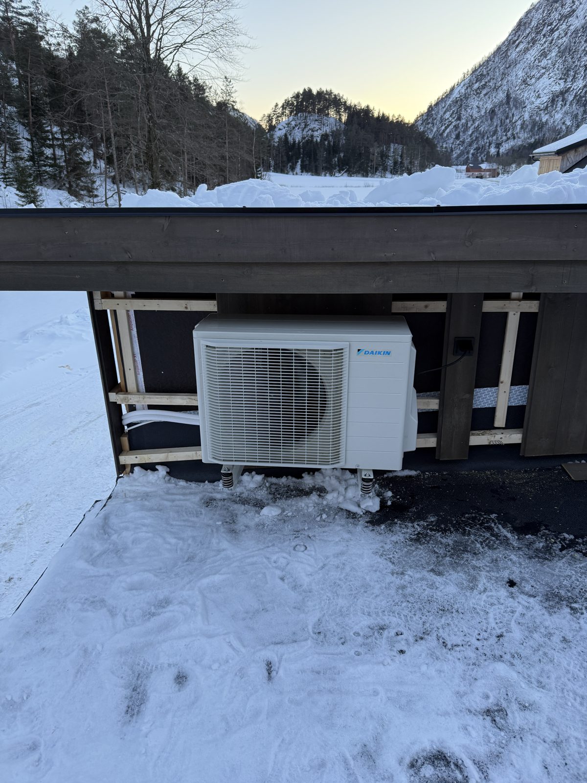 Daikin utedel i snøen med fjell i bakgrunnen i Åseral