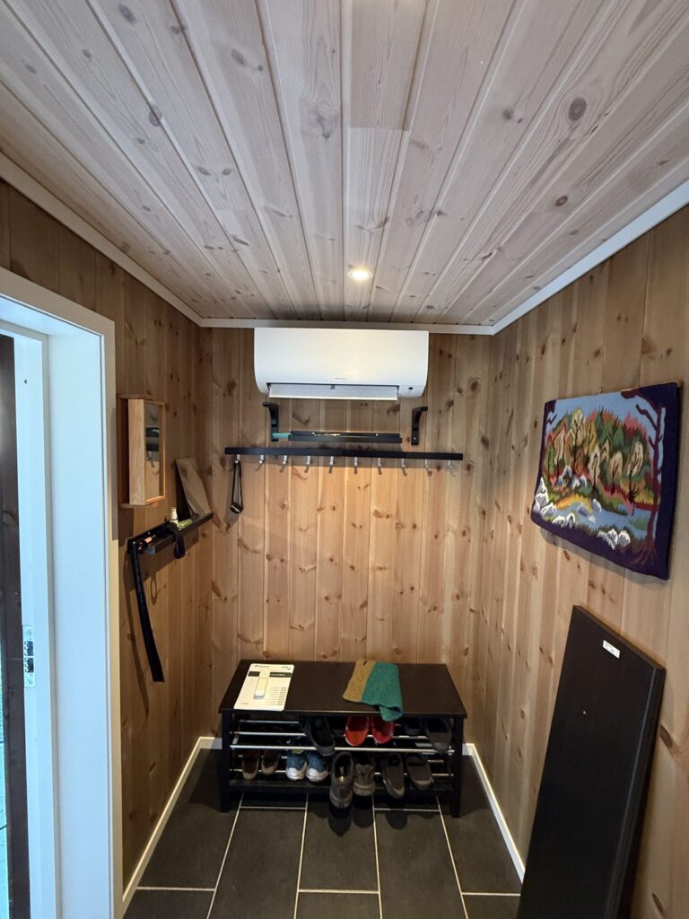 Daikin innedel montert i gangen på hytte på Bortelid