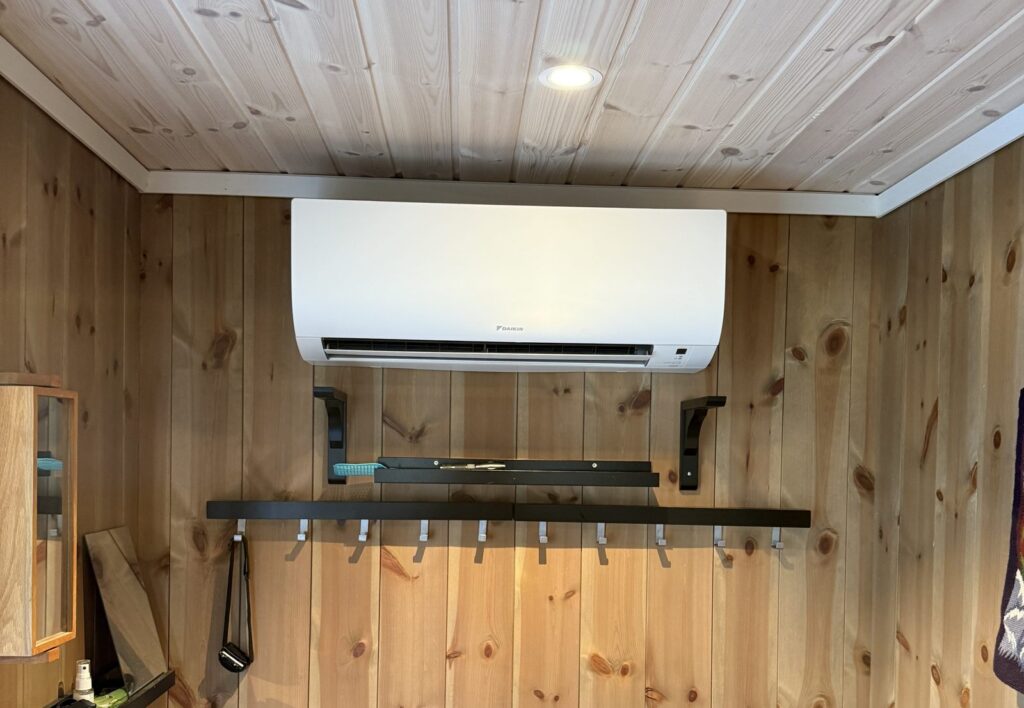Daikin innedel i gangen på en hytte på Bortelid