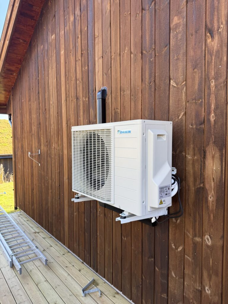 Daikin utedel montert på hyttevegg på Bortelid