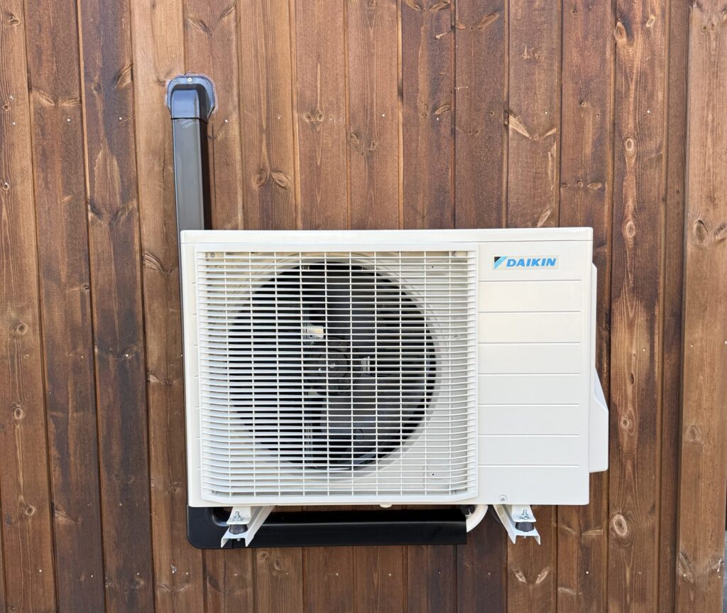 Daikin utedel på hytte på Bortelid sett fra siden