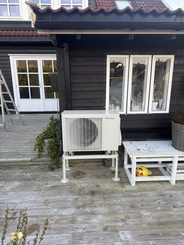 Daikin utedel montert på stativ ved terrasse i Kristiansand