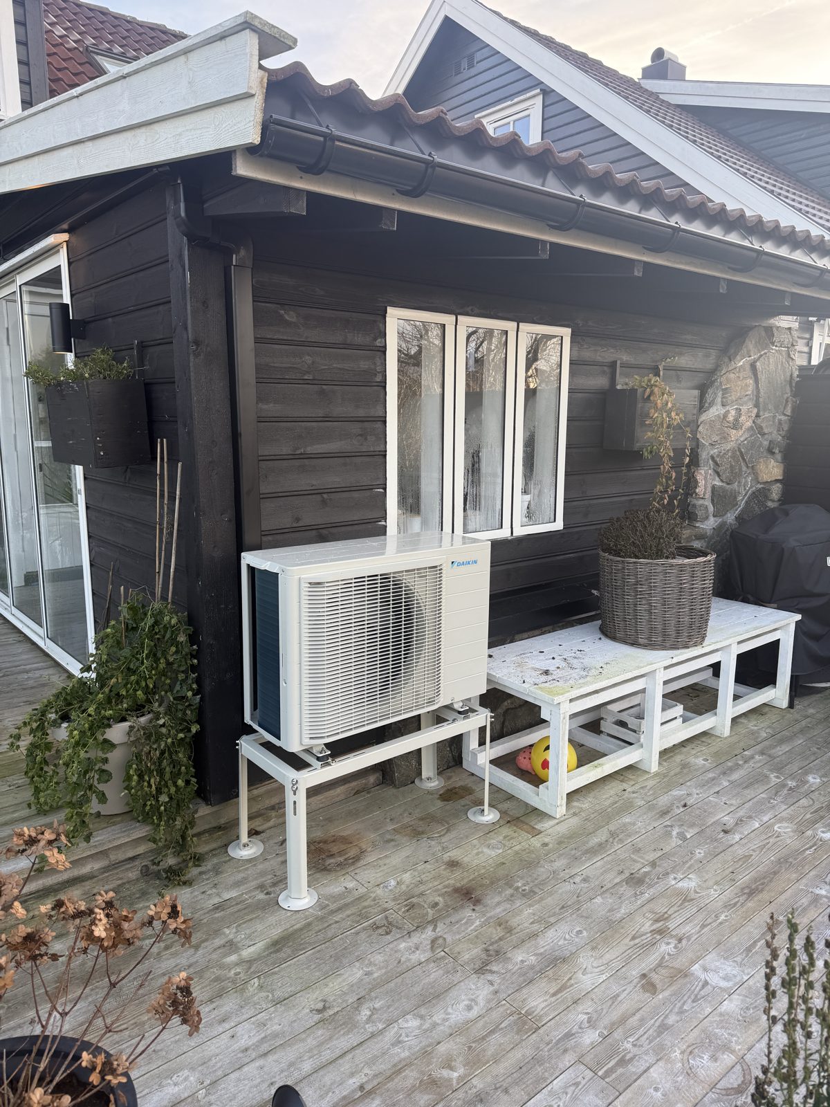Daikin utedel på stativ på terrasse i Kristiansand