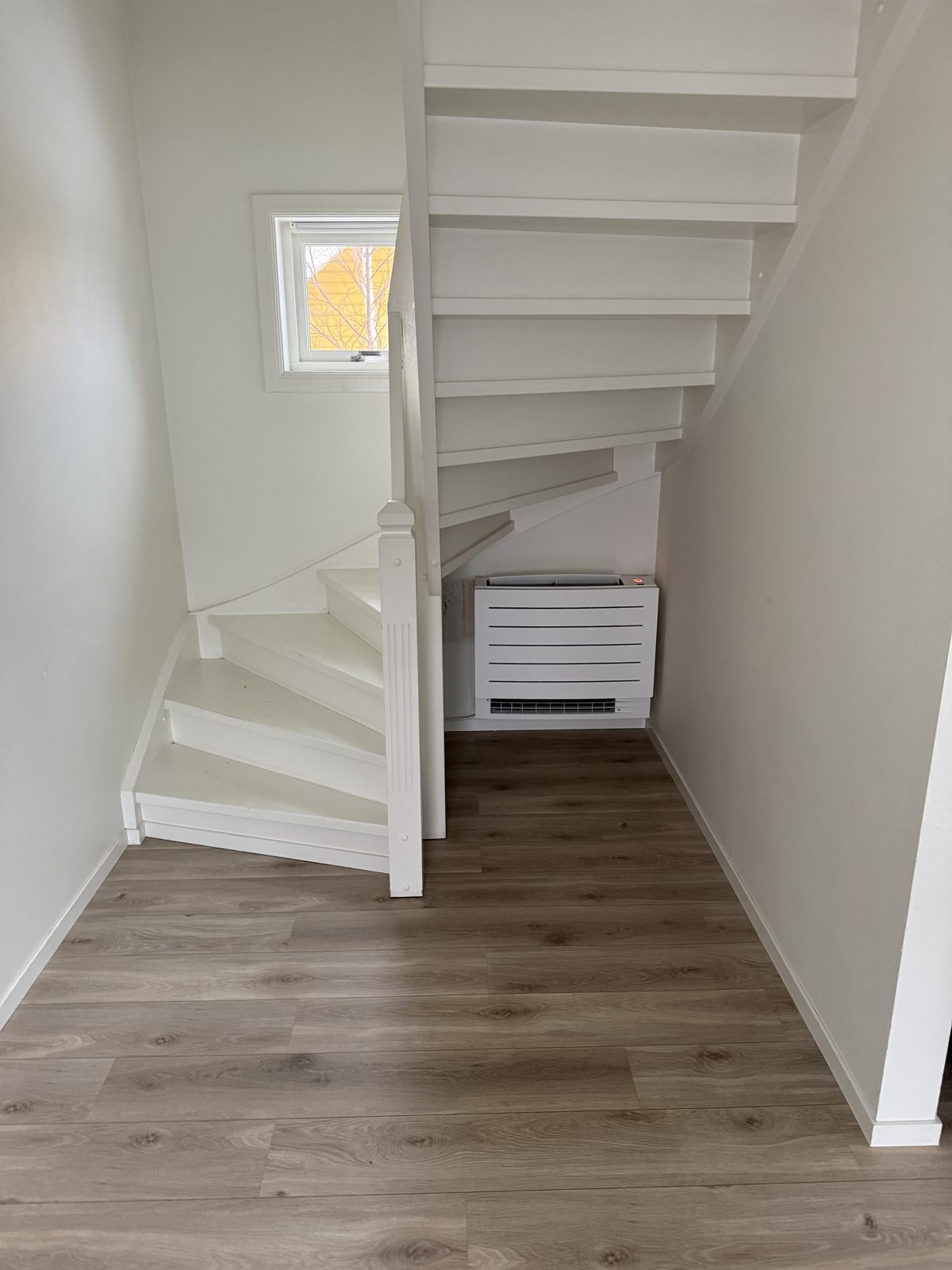 Gulvmodell montert under trapp i Kristiansand