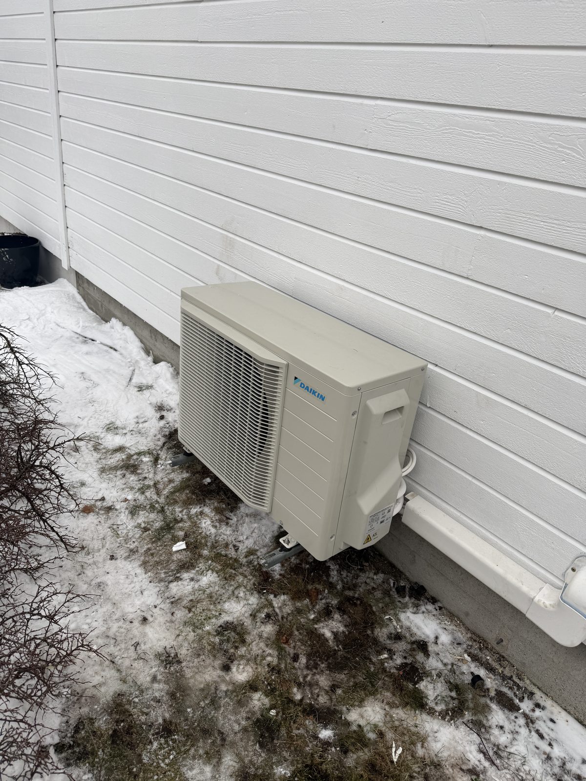 Daikin utedel på veggfeste i snø i Kristiansand