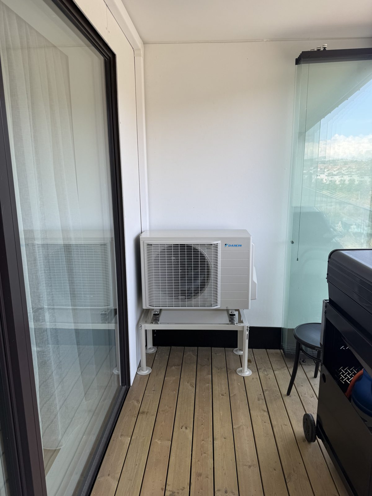Daikin utedel på stativ på innglasset balkong i Kristiansand