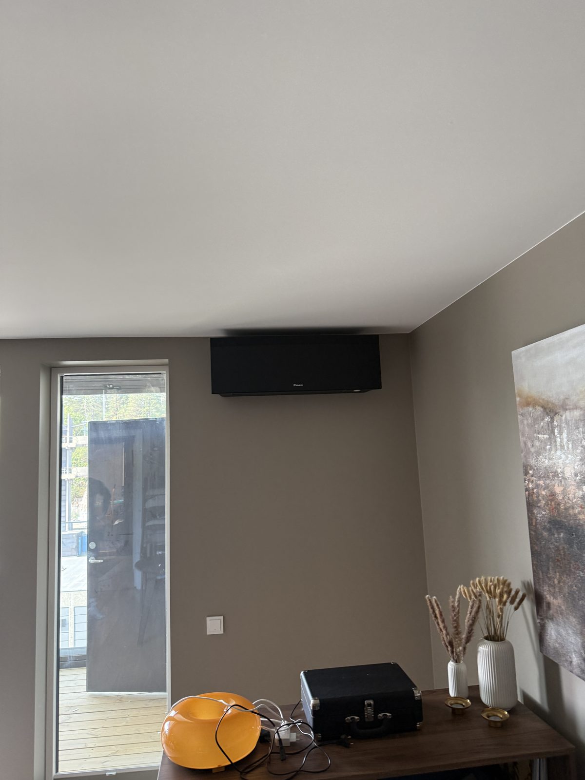 Sort innedel i moderne stue i Kristiansand