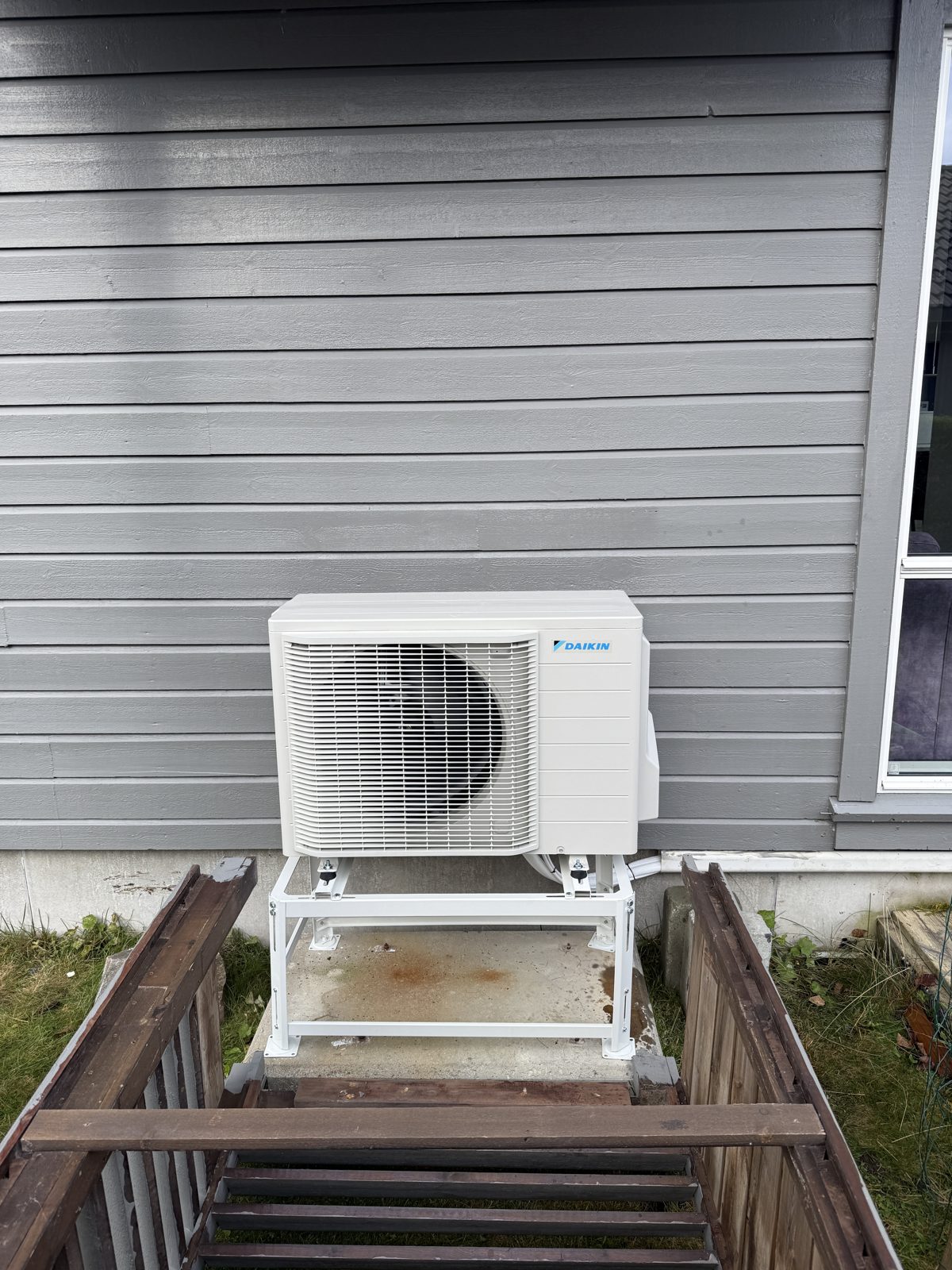 Daikin utedel på stativ ved hus i Mandal