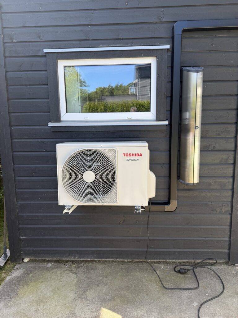 Toshiba utedel montert på husvegg i Kristiansand