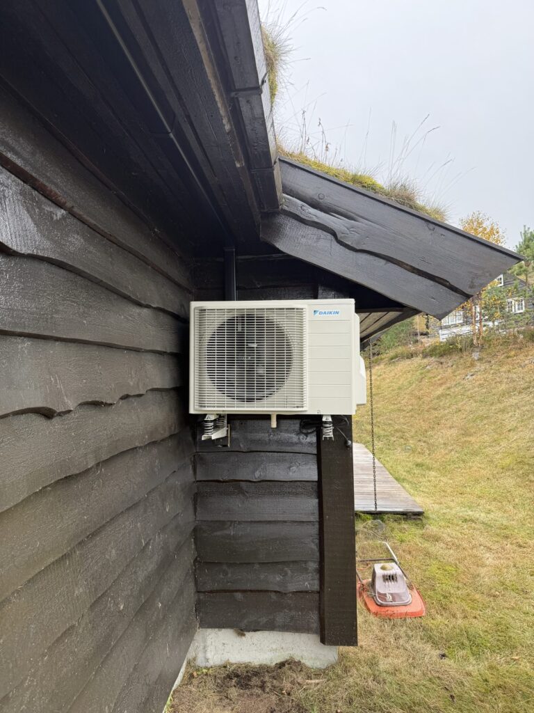 Daikin utedel montert under takutstikket på en hytte i Agder