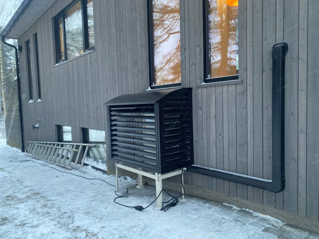 Utedel med beskyttelseskasse montert på stativ i snø og vinterkulde